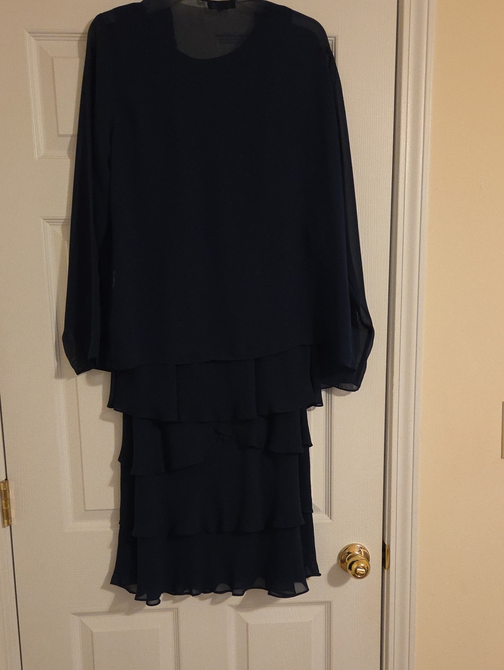 SEQUINS & RUFFLES - Picture 2 of 9